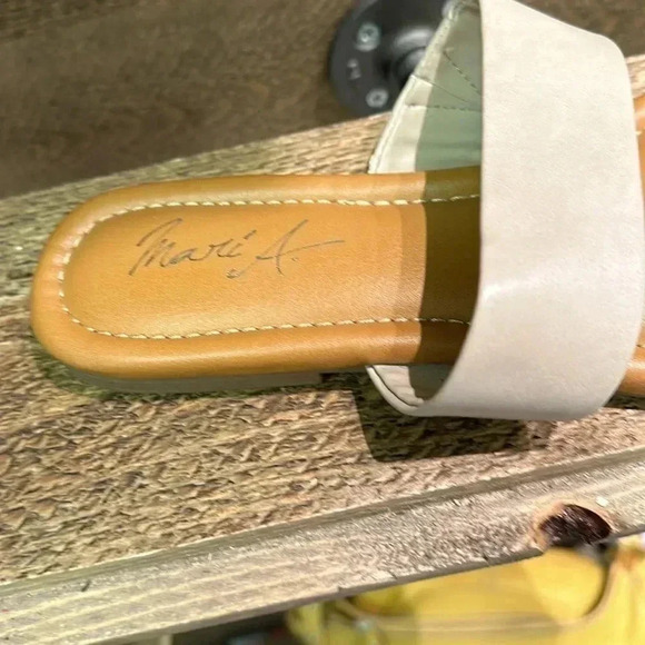 Mari A Women's Marlee Flat Two Strap Sandal 2 Band Slide Suze 9.5 - Picture 4 of 9